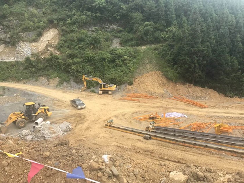 蒙自孫總ZSW6013給料機(jī)+ZF250型二合一十4YK3080振動(dòng)篩安裝現(xiàn)場(chǎng)